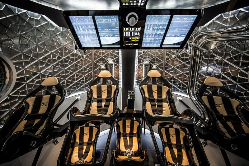 1024px SpaceX Dragon v2 (Crew) interior